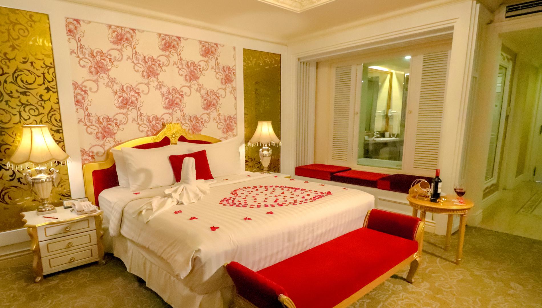Honeymoon Suite