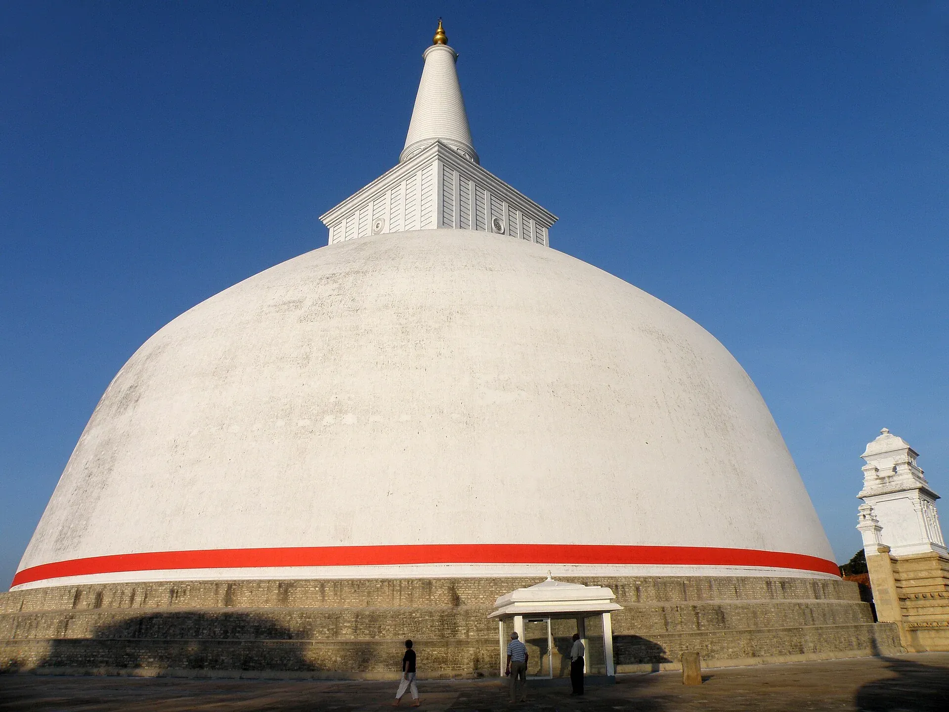 Ruwanwelisaya stupa in Anuradhapura