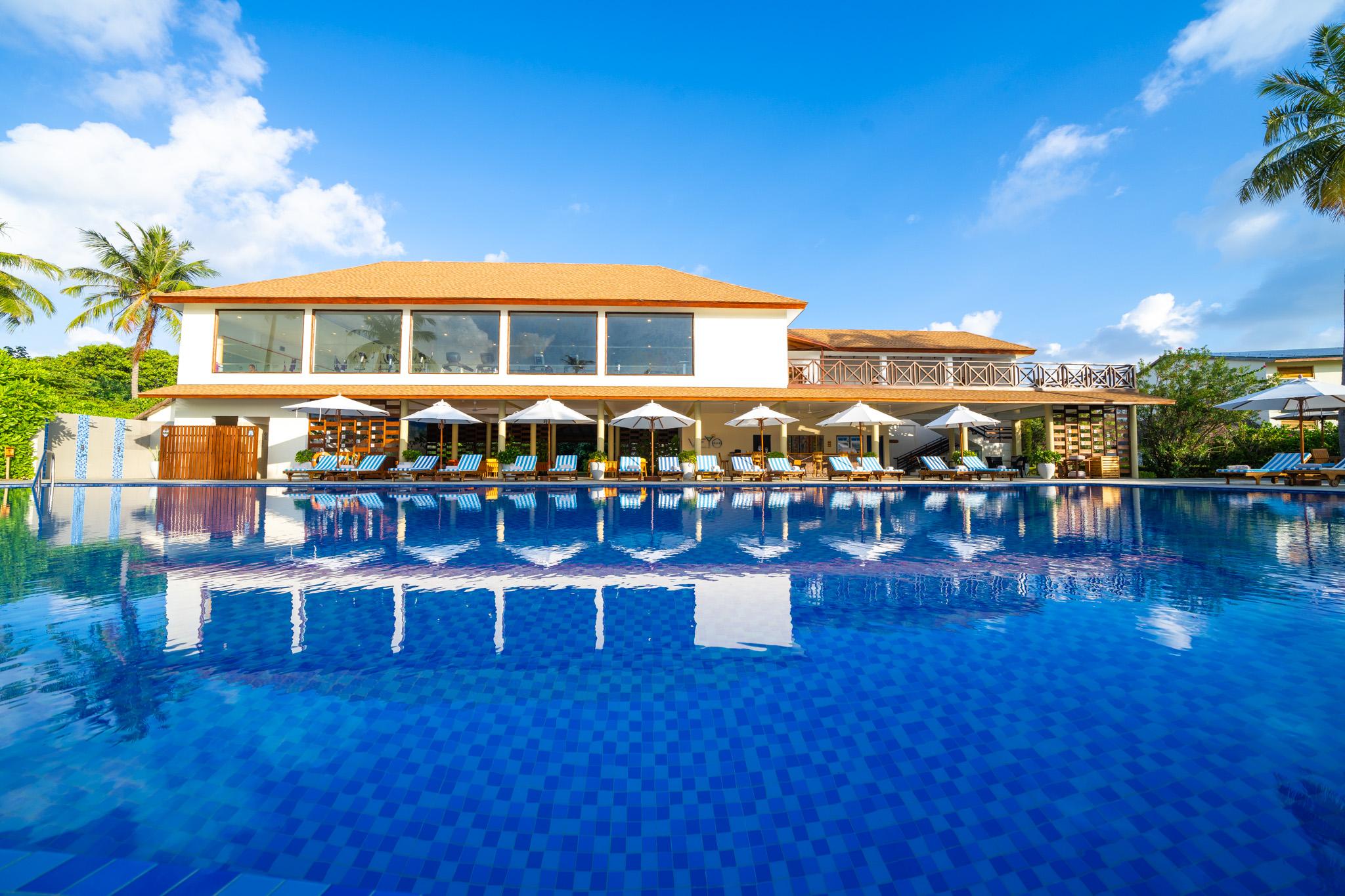 Infinity Pool at Reethi Faru Resort, view 2