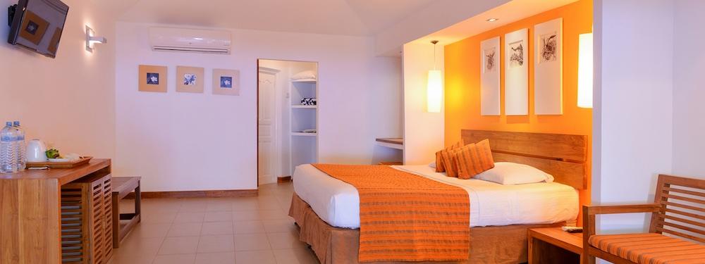 Sunset Beach Villa at Adaaran Select Hudhuran Fushi, view 3
