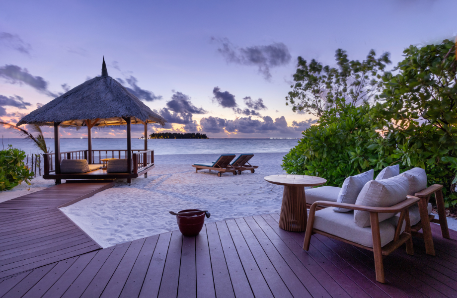Beachfront Sunset View Pool Villa at Banyan Tree Vabbinfaru, view 2