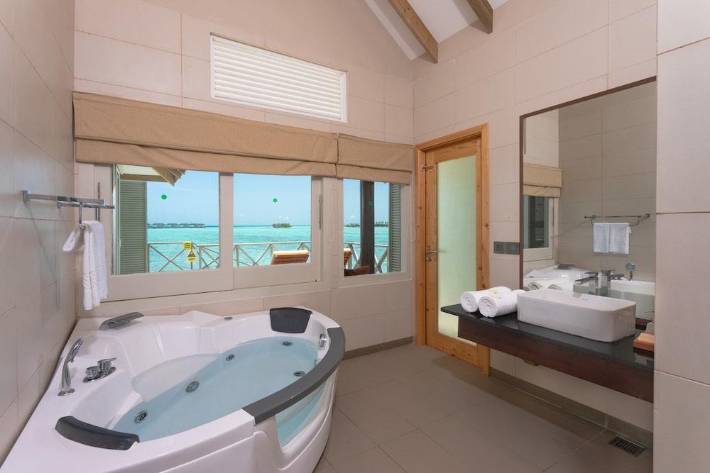Water Bungalow at Cinnamon Dhonveli, view 9