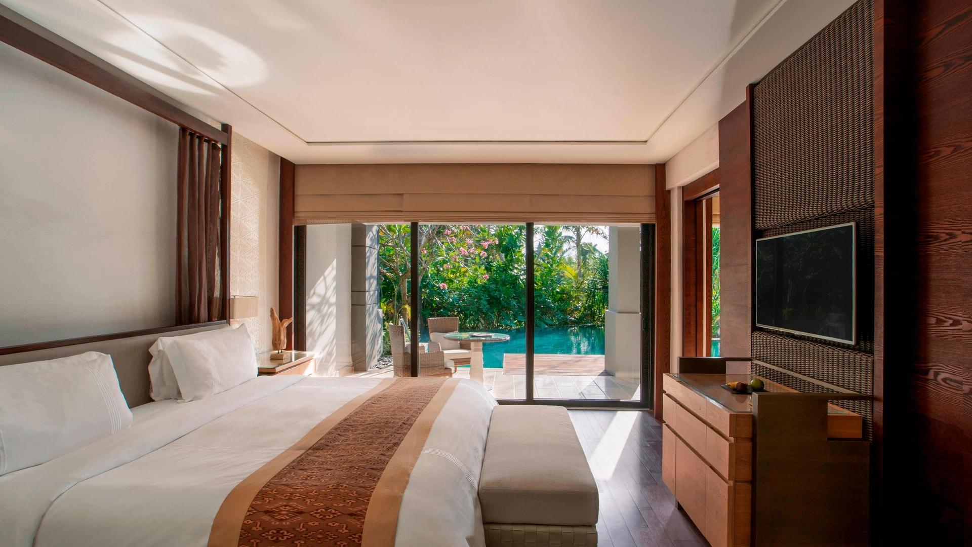 The Ritz-Carlton Suite with Pool Access