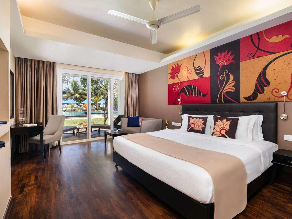 Deluxe Pool View King Bed