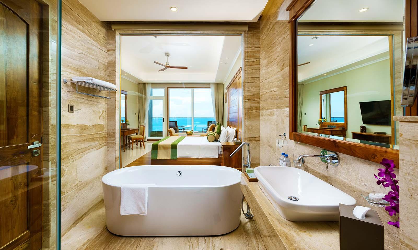 Deluxe Room at Araliya Beach Resort & Spa Unawatuna, view 2