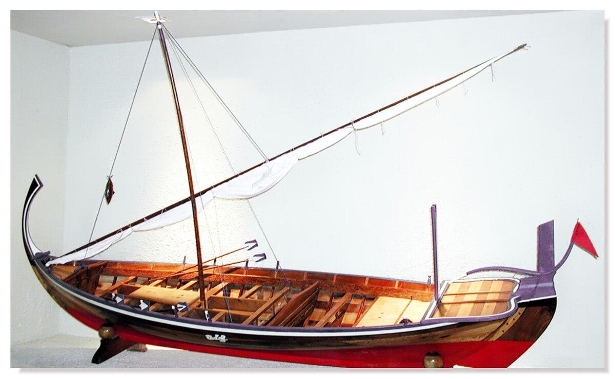 A traditional Maldivian dhoni