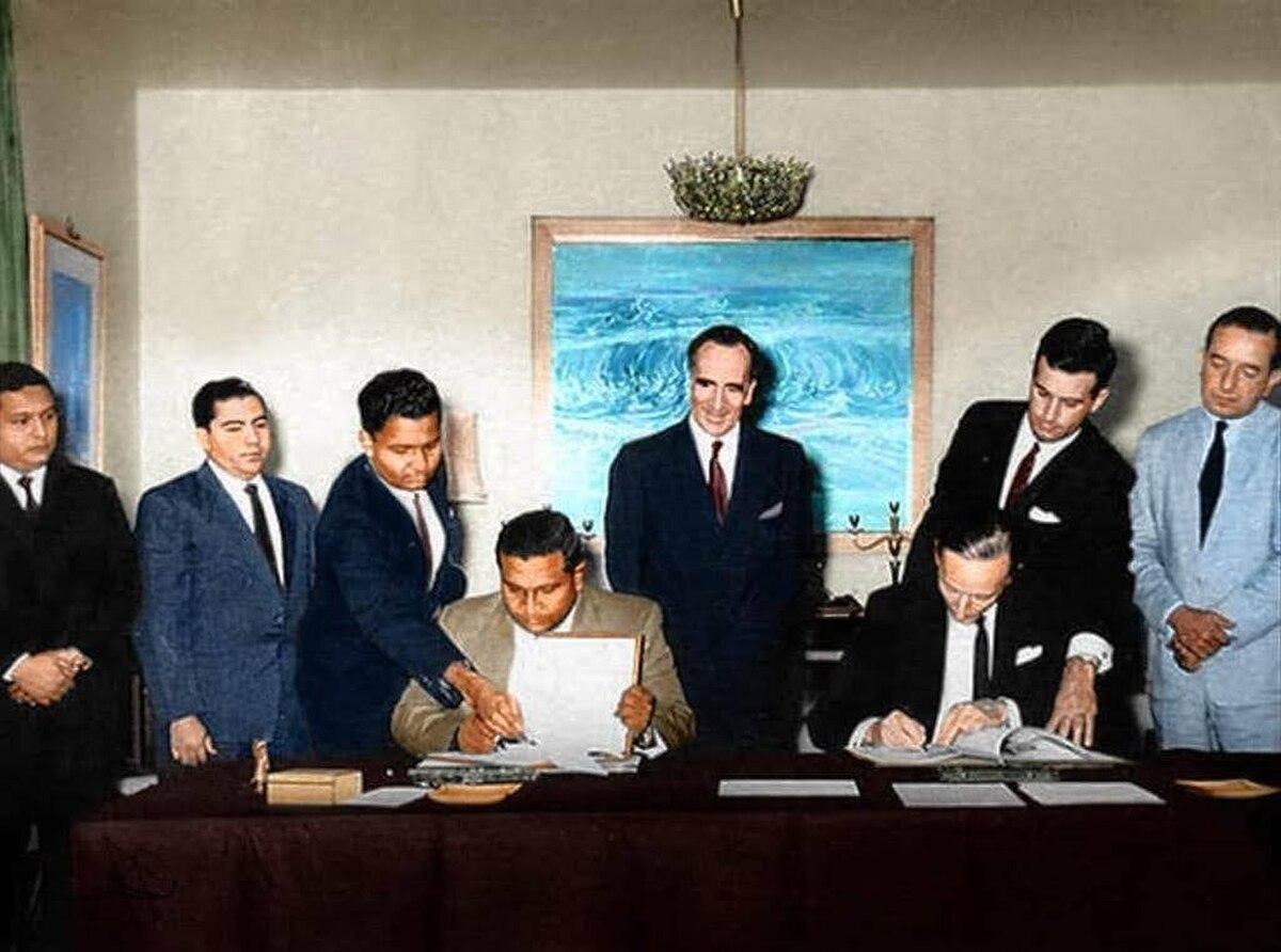 Prime Minister Ibrahim Nasir signs the independence papers