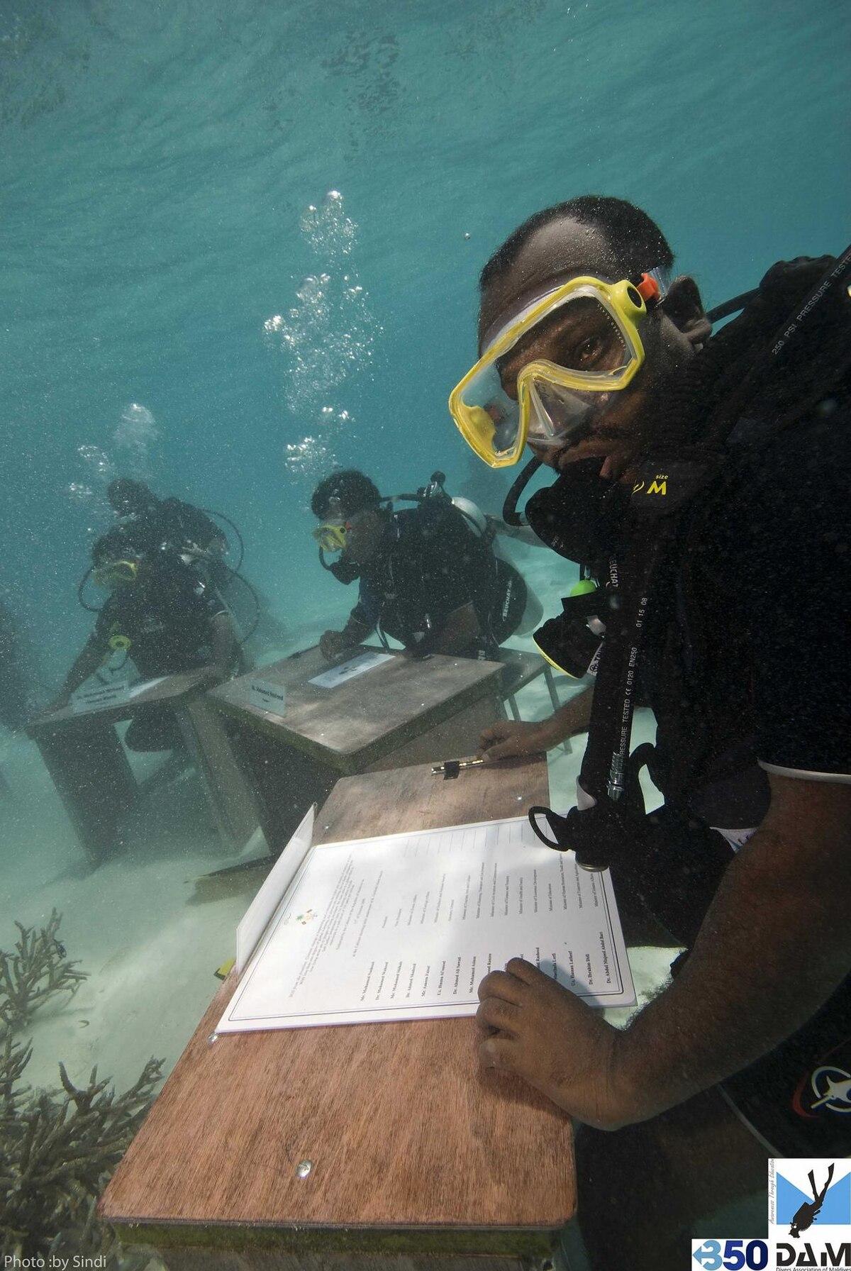 The world's first underwater cabinet meeting, Girifushi, 2009